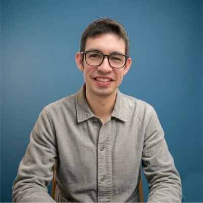 Découvrez l'image de Esteban Lara, responsable des communications de CAPAHC, engagée dans le soutien aux personnes vivant avec l'hépatite C et la promotion de la santé communautaire