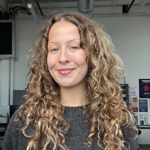 Découvrez l'image de Marjorie, de CAPAHC, engagée dans le soutien aux personnes vivant avec l'hépatite C et la promotion de la santé communautaire